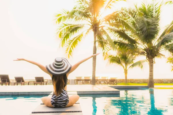 Portret Mooie Jonge Aziatische Vrouw Ontspannen Rond Het Buitenzwembad Hotel — Stockfoto