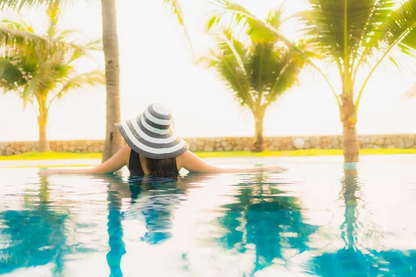 Retrato Bela Jovem Mulher Asiática Relaxar Redor Piscina Livre Hotel — Fotografia de Stock