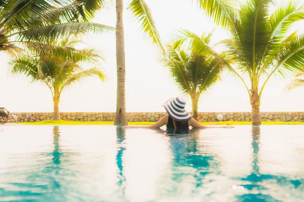 Retrato Bela Jovem Mulher Asiática Relaxar Redor Piscina Livre Hotel — Fotografia de Stock