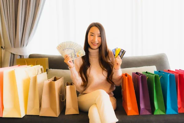 Retrato Hermosa Mujer Asiática Joven Usando Portátil Teléfono Celular Móvil — Foto de Stock