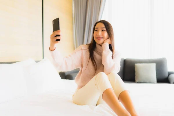 Yatak Odasındaki Yatağın Üstünde Kahve Fincanı Cep Telefonu Olan Güzel — Stok fotoğraf