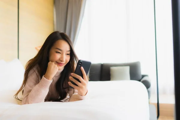 Retrato Hermosa Joven Mujer Asiática Con Taza Café Teléfono Móvil — Foto de Stock