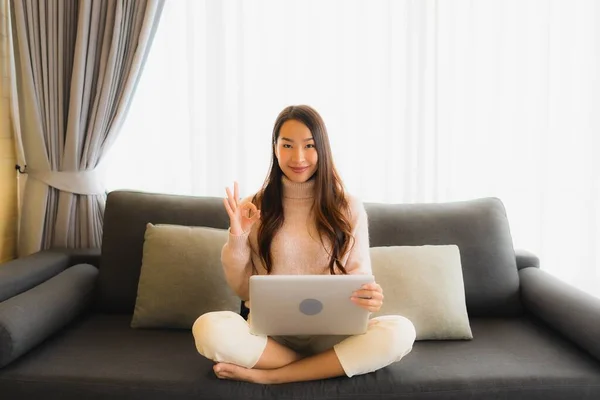 Portret Mooie Jonge Aziatische Vrouw Met Behulp Van Laptop Voor — Stockfoto