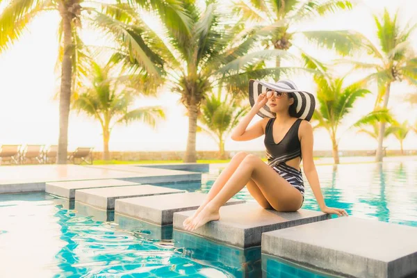 Retrato Bela Jovem Mulher Asiática Relaxar Redor Piscina Livre Hotel — Fotografia de Stock