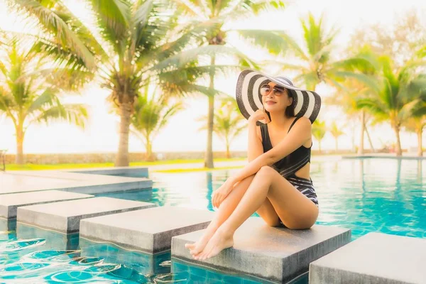 Retrato Bela Jovem Mulher Asiática Relaxar Redor Piscina Livre Hotel — Fotografia de Stock