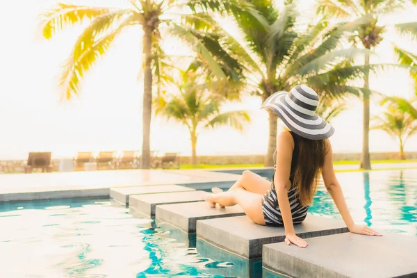 Retrato Bela Jovem Mulher Asiática Relaxar Redor Piscina Livre Hotel — Fotografia de Stock