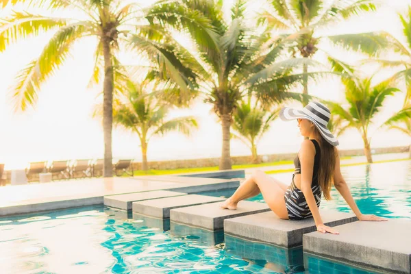 Portret Mooie Jonge Aziatische Vrouw Ontspannen Rond Het Buitenzwembad Hotel — Stockfoto