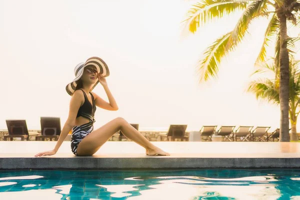 Portrait Beautiful Young Asian Woman Relax Outdoor Swimming Pool Hotel — Stock Photo, Image