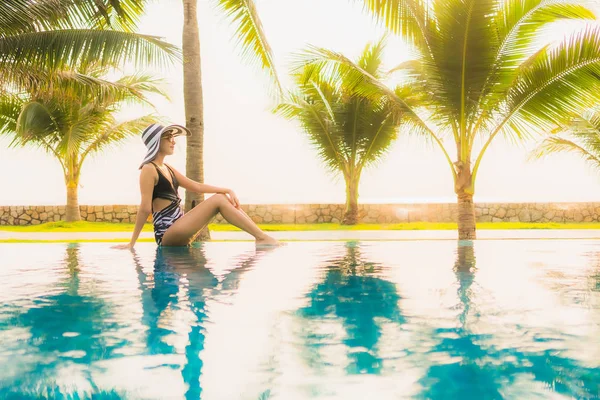 Retrato Bela Jovem Mulher Asiática Relaxar Redor Piscina Livre Hotel — Fotografia de Stock