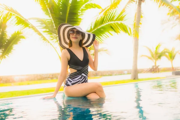 Retrato Bela Jovem Mulher Asiática Relaxar Redor Piscina Livre Hotel — Fotografia de Stock