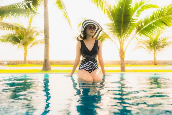 Portrait Beautiful Young Asian Woman Relax Outdoor Swimming Pool Hotel — Stock Photo, Image