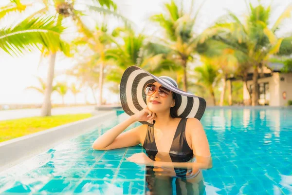 Portrait Beautiful Young Asian Woman Relax Outdoor Swimming Pool Hotel — Stock Photo, Image