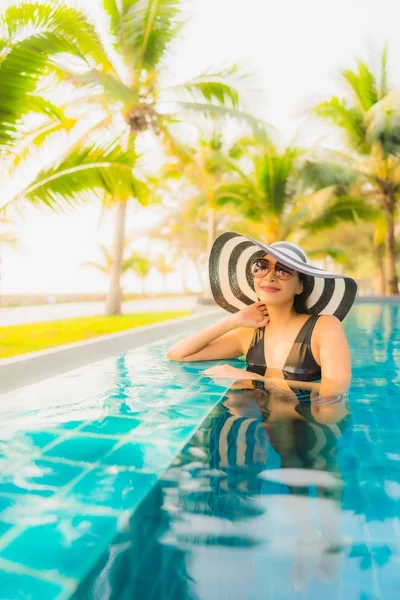 Retrato Bela Jovem Mulher Asiática Relaxar Redor Piscina Livre Hotel — Fotografia de Stock