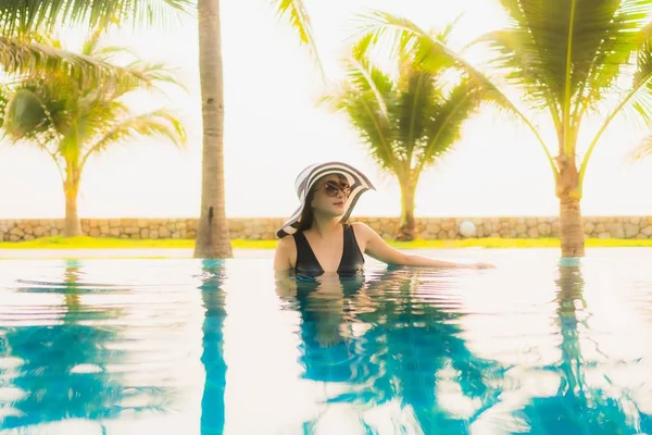 Retrato Hermosa Mujer Asiática Joven Relajarse Alrededor Piscina Aire Libre — Foto de Stock