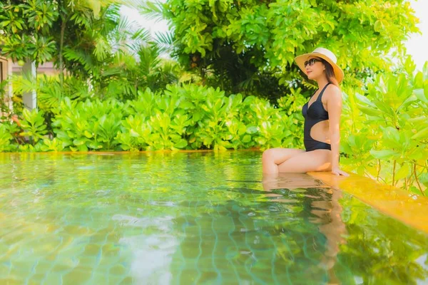 Portrait Belle Jeune Femme Asiatique Détendre Dans Piscine Hôtel Station — Photo