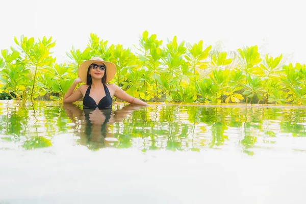 Portret Mooie Jonge Aziatische Vrouw Ontspannen Het Zwembad Hotel Resort — Stockfoto