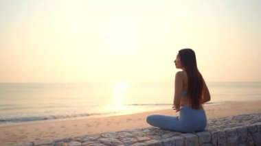 Portre sporu genç Asyalı kadın egzersiz hazırlıyor ya da sağlık için okyanusta koşuyor.