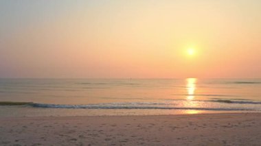 Günbatımında ya da gün doğumunda tatil ve tatil için deniz sahillerinin güzel tropikal doğası.