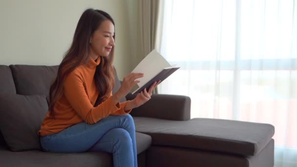 Retrato Jovem Mulher Asiática Ler Livro Sofá Cadeira Com Travesseiro — Vídeo de Stock