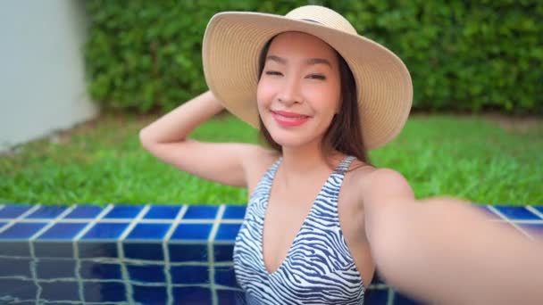 Portrait Schöne Junge Asiatische Frau Entspannen Rund Den Pool Hotel — Stockvideo