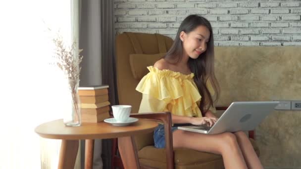 Mujer Asiática Joven Usando Computadora Portátil Con Taza Café Libro — Vídeo de stock