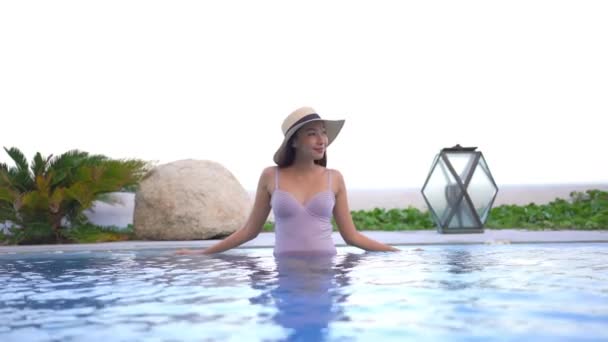 Beelden Van Mooie Jonge Aziatische Vrouw Ontspannen Rond Zwembad Hotel — Stockvideo
