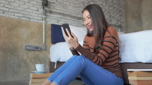 Retrato Bela Jovem Mulher Asiática Com Xícara Café Cama Quarto — Vídeo de Stock