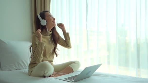 Portrait Beautiful Young Asian Woman Using Mobile Cell Phone Headphone — Stock Video