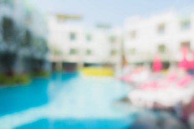 Soyut bulanıklık ve arka plan için otel tatil beldesinde açık yüzme havuzu.