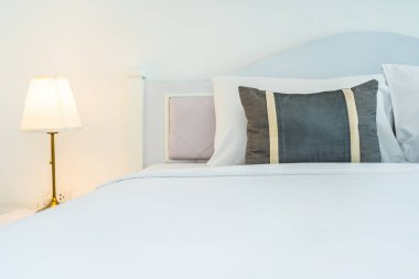 Yatak odasının iç tarafındaki yastıkta lamba var.