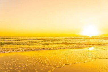 Günbatımlı ya da gün doğumlu güzel tropikal doğa deniz okyanusu