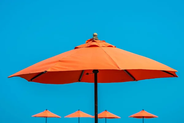 Parapluie Avec Beau Fond Bleu Ciel Presque Mer Océan Plage — Photo