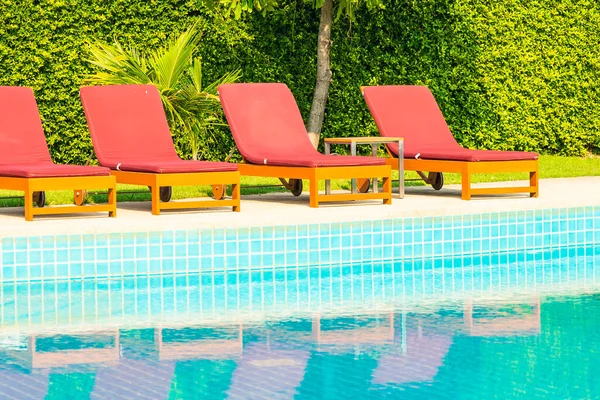 Beautiful Empty Chair Outdoor Swimming Pool Hotel Resort Travel Vacation — Stock Photo, Image