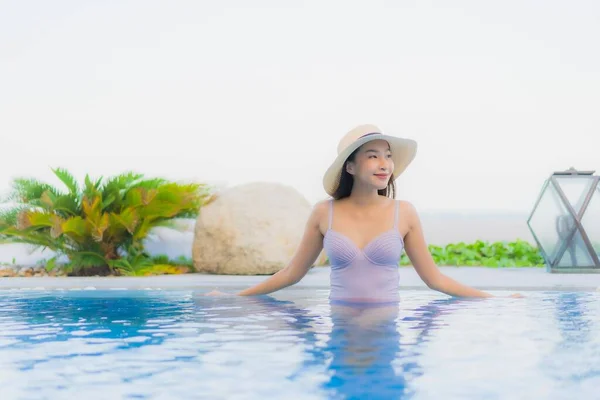 Retrato Hermosa Joven Asiática Mujer Feliz Sonrisa Relajarse Alrededor Piscina — Foto de Stock