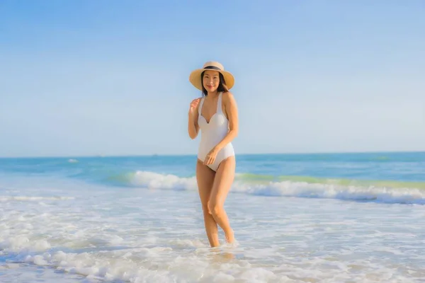 Porträtt Vacker Ung Asiatisk Kvinna Glad Leende Runt Havet Strand — Stockfoto