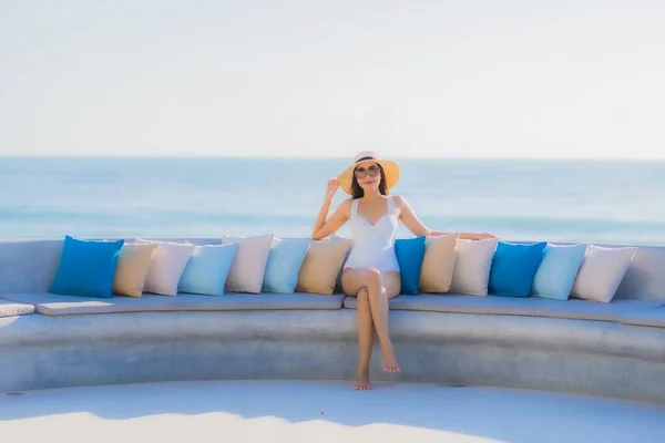 Porträtt Vacker Ung Asiatisk Kvinna Glad Leende Runt Havet Strand — Stockfoto