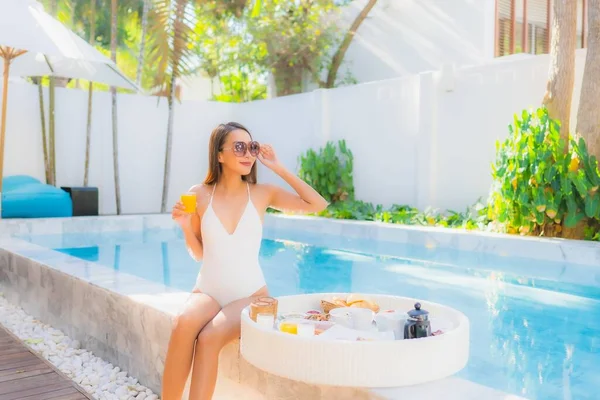 Retrato Hermosa Joven Asiática Mujer Feliz Sonrisa Con Flotante Desayuno — Foto de Stock