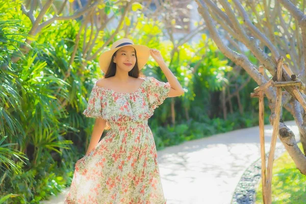 Güzel Bir Asyalı Kadın Portresi Mutlulukla Yürüyor Bahçe Manzarasının Tadını — Stok fotoğraf