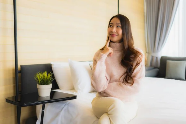 Porträtt Vacker Ung Asiatisk Kvinna Glad Leende Koppla Sängen Sovrummet — Stockfoto