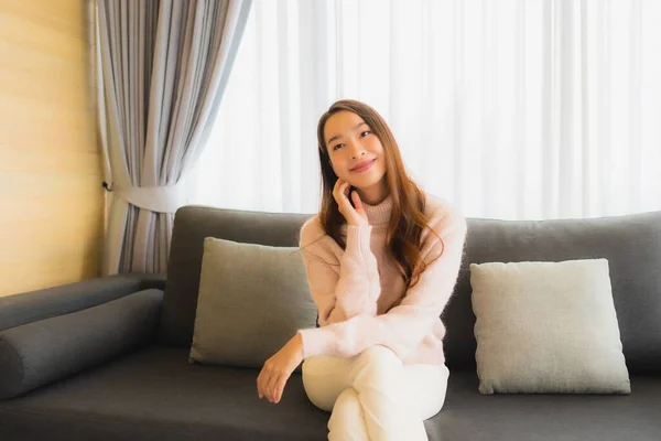 Retrato Bonito Jovem Asiático Mulher Sentar Sofá Cadeira Para Relaxar — Fotografia de Stock