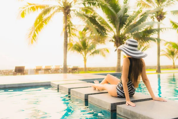 Retrato Bela Jovem Mulher Asiática Relaxar Redor Piscina Livre Hotel — Fotografia de Stock