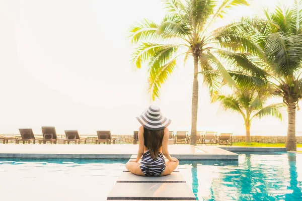 Retrato Bela Jovem Mulher Asiática Relaxar Redor Piscina Livre Hotel — Fotografia de Stock