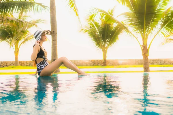 Retrato Bela Jovem Mulher Asiática Relaxar Redor Piscina Livre Hotel — Fotografia de Stock