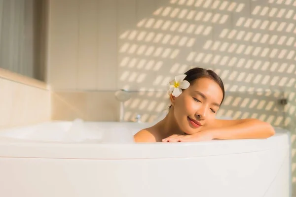 Portre Genç Asyalı Kadın Rahatla Spa Konsepti Için Küvette Banyo — Stok fotoğraf