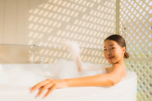 Retrato Joven Asiática Mujer Relajarse Tomar Baño Bañera Para Spa — Foto de Stock