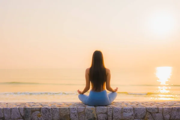 Retrato Joven Asiático Mujer Hacer Meditación Alrededor Mar Playa Océano — Foto de Stock