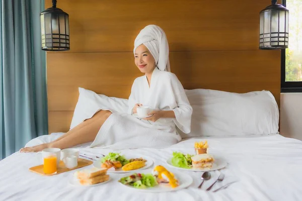 Портрет Молодої Азіатки Ліжку Сніданком Інтер Єрі Спальні — стокове фото