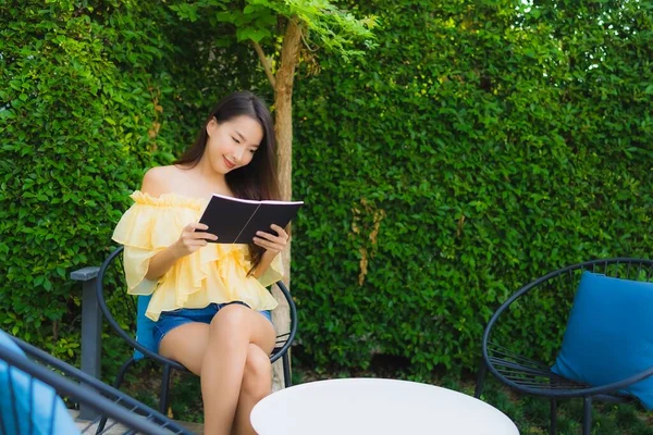 Giovane Donna Asiatica Leggere Libro Intorno Giardino Esterno Vista Natura — Foto Stock