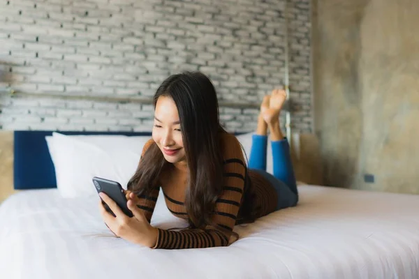 Молода Азіатка Використовуючи Мобільний Смартфон Ліжку Інтер Єрі Спальні — стокове фото