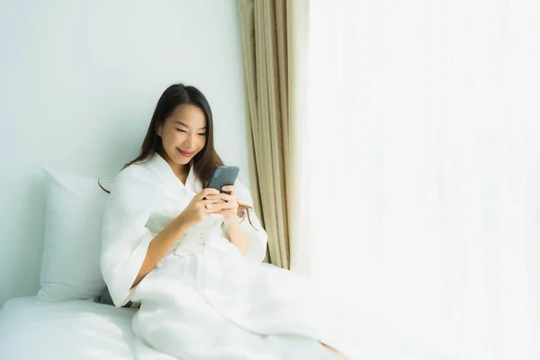 Jeune Femme Asiatique Utilisant Téléphone Intelligent Mobile Sur Lit Dans — Photo